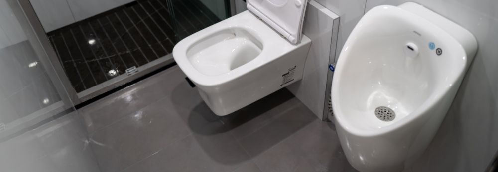 Urinal im privaten Badezimmer 